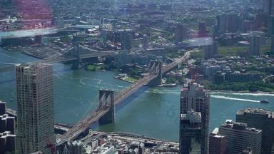 空中视图纽约城市市中心哈德逊湾布鲁克林桥塔较低的曼哈顿